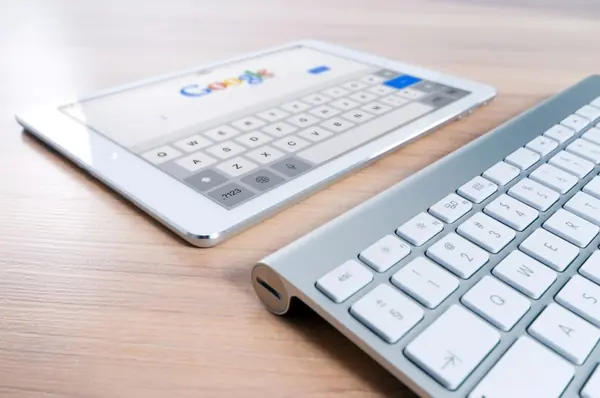 Teclado e relatório de busca do Google