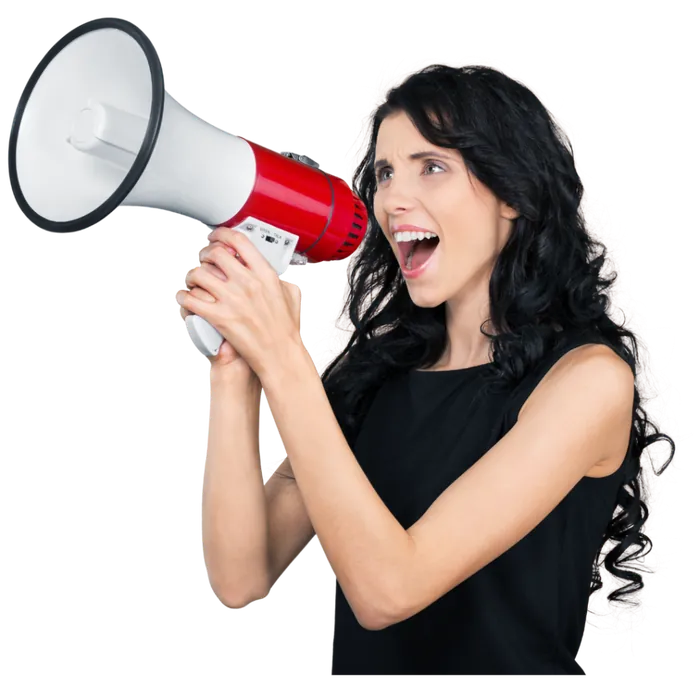 Mulher falando em um megafone vermelho