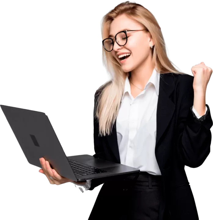 Mulher comemorando com um notebook nas mãos